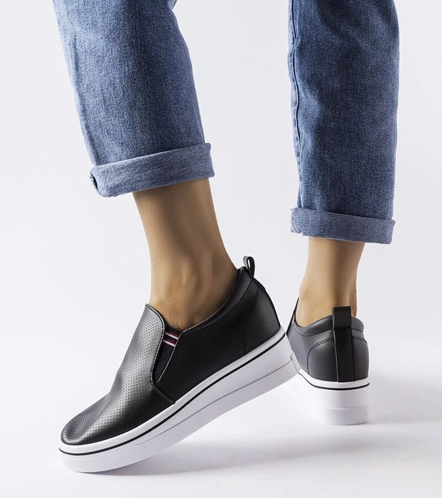 Czarne trampki na koturnie Dionisia