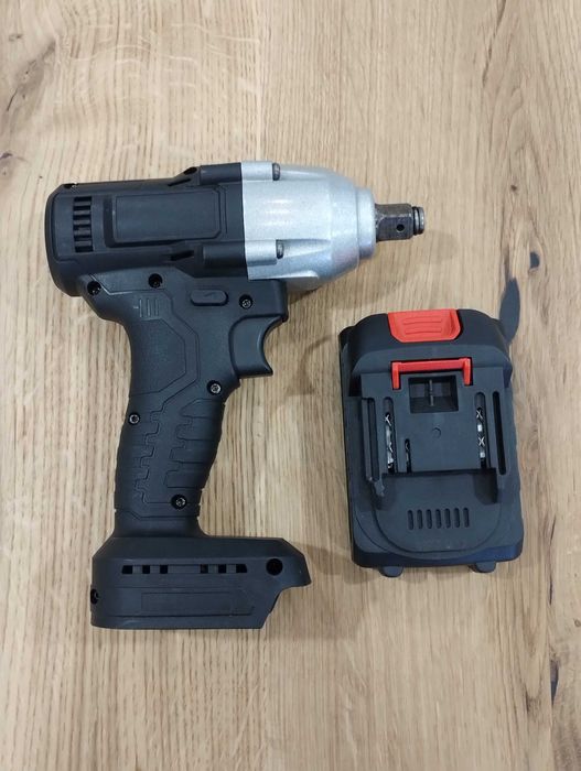 Акумуляторний ударний гайковерт