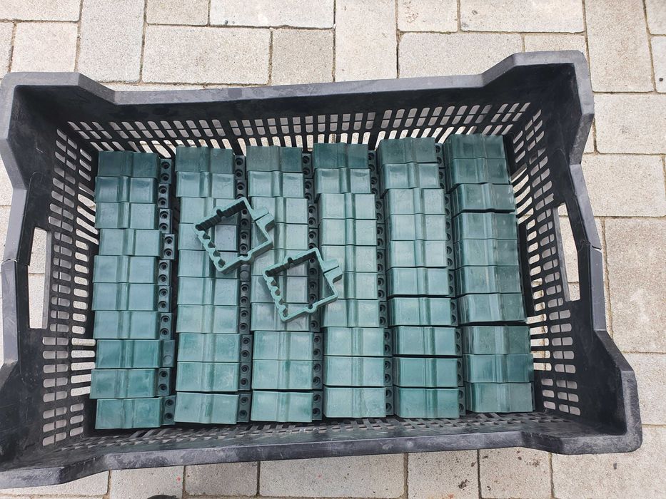 Obejma plastikowa do siatki płotu na słupek 60x60mm 62 sztuki + gratis