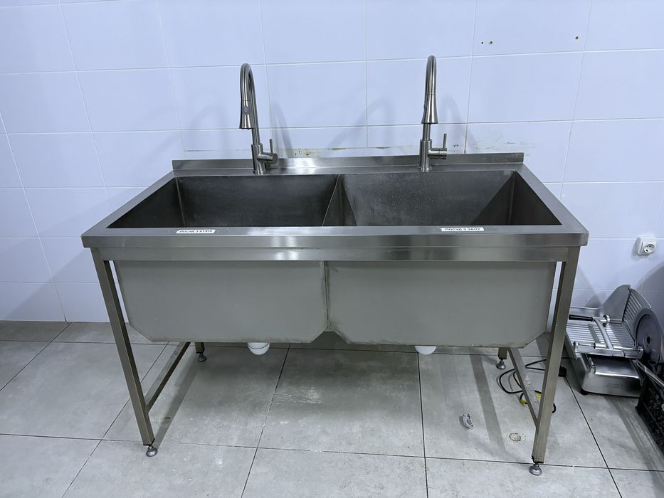 Нейтральне обладнання мийка ванночка для кухні закладу кафе
