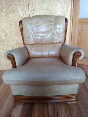 Fotel skórzany z drewnianymi elementami