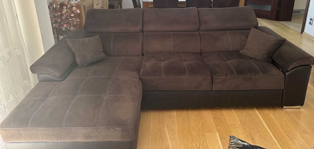 Narożnik z funkcją spania z pufą