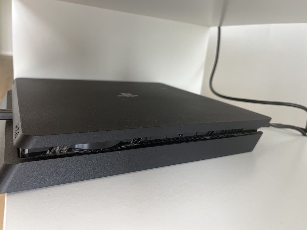 Playstation 4, usada + 2 comandos