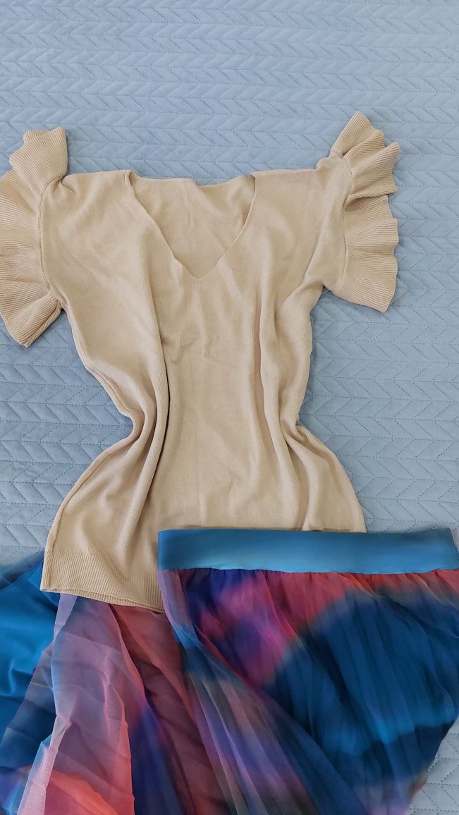 Spódnica plisowana z siateczki i bluzka z falbankami roz M