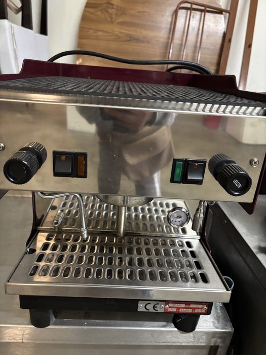 maquina de cafe e moinho afinado ja pronto para usar