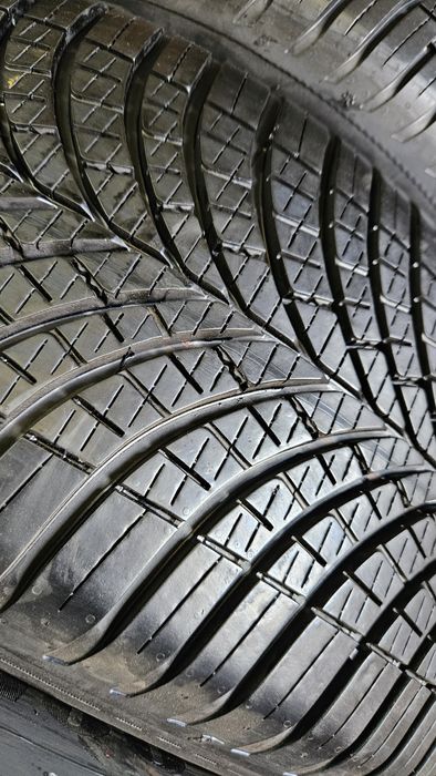 opony używane 235/45R18 Goodyear vector 4season Gen-3