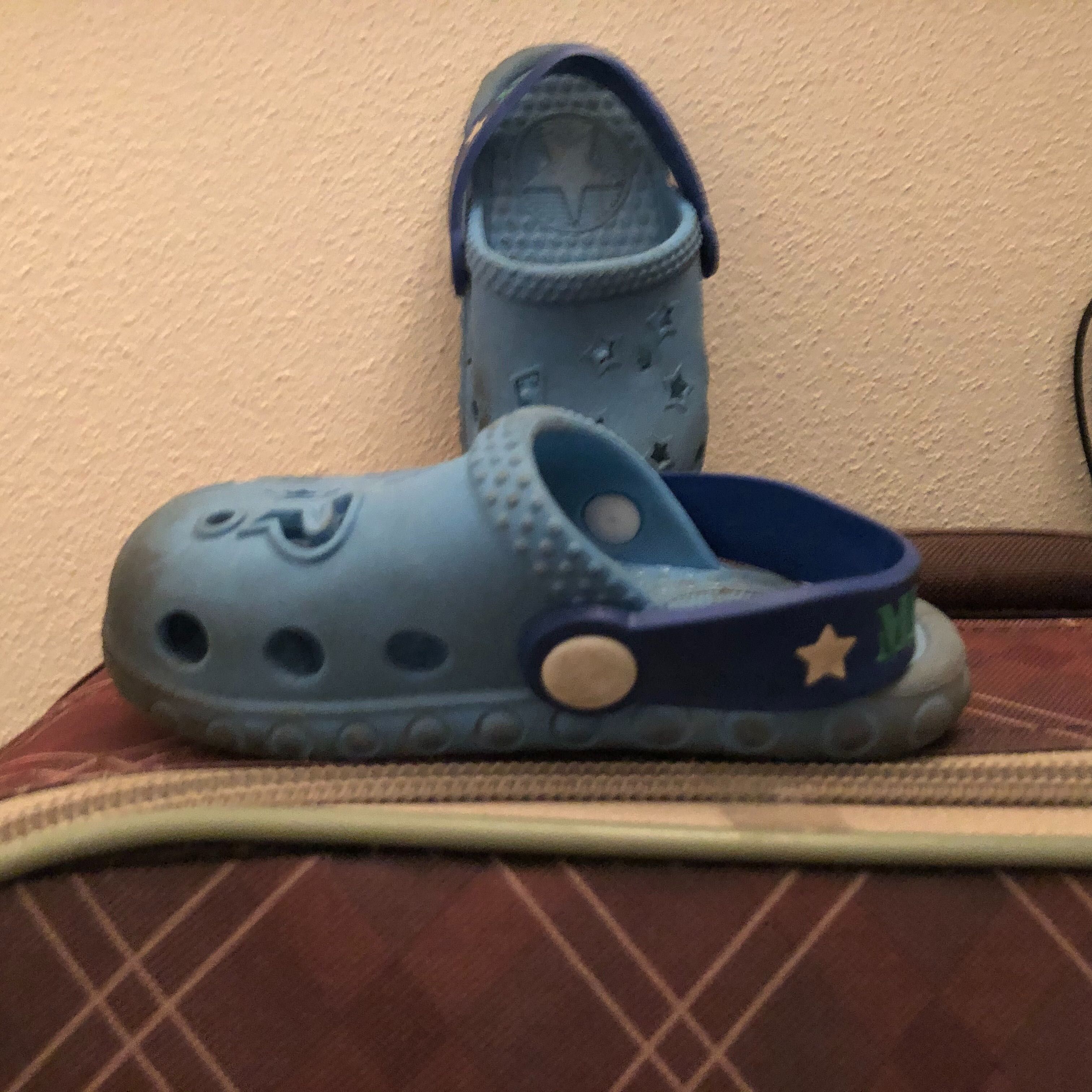 Crocs azuis do mickey