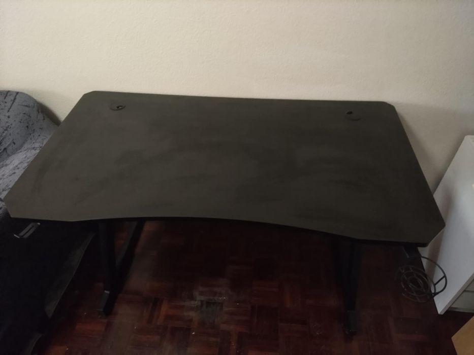 Vendo 2 mesas gaming(60€/cada uma)
