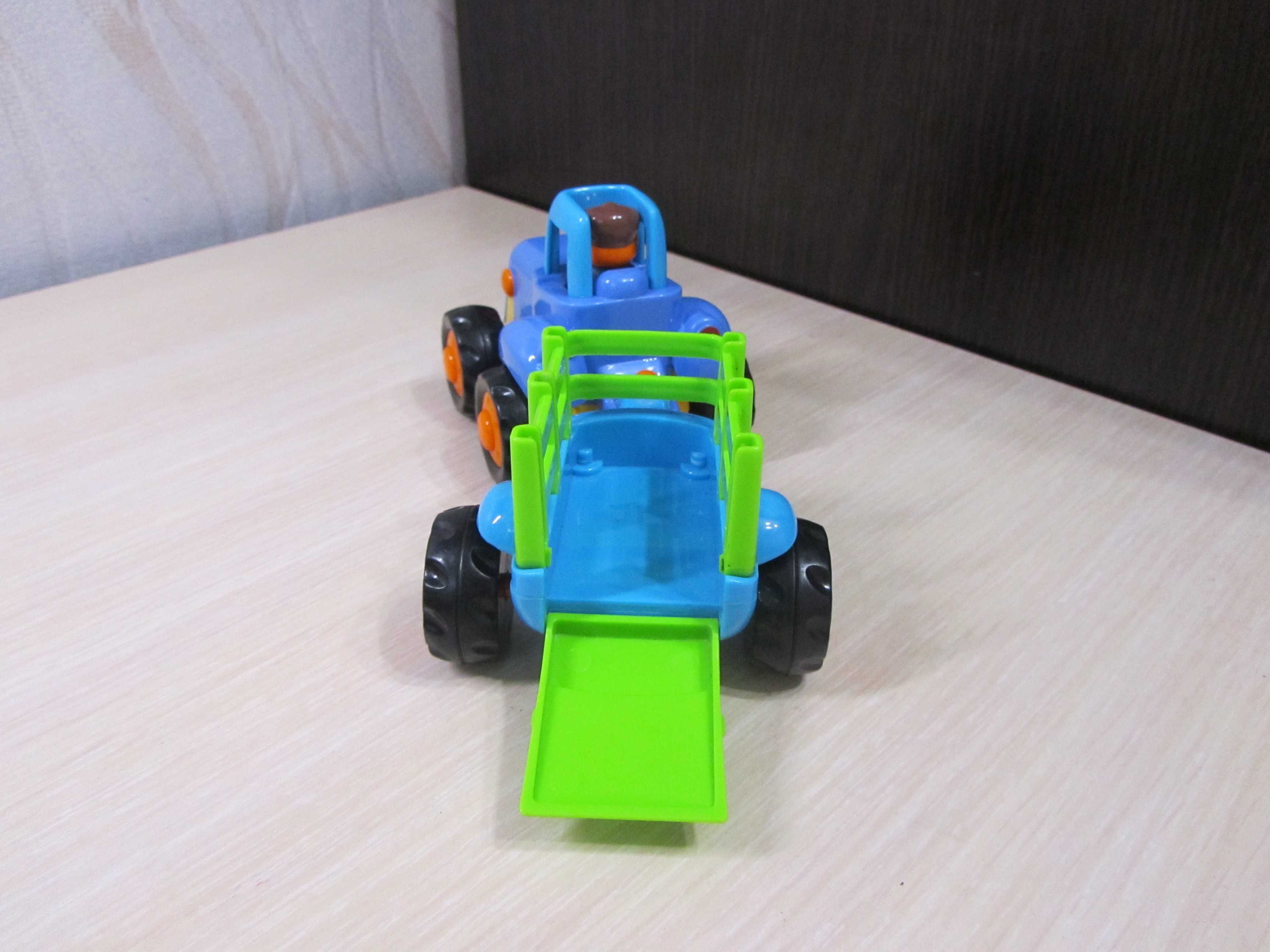 Машинка,  синий трактор с прицепом.