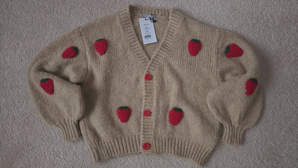 Zapinany kardigan Berry Lover camelowy z truskawkami