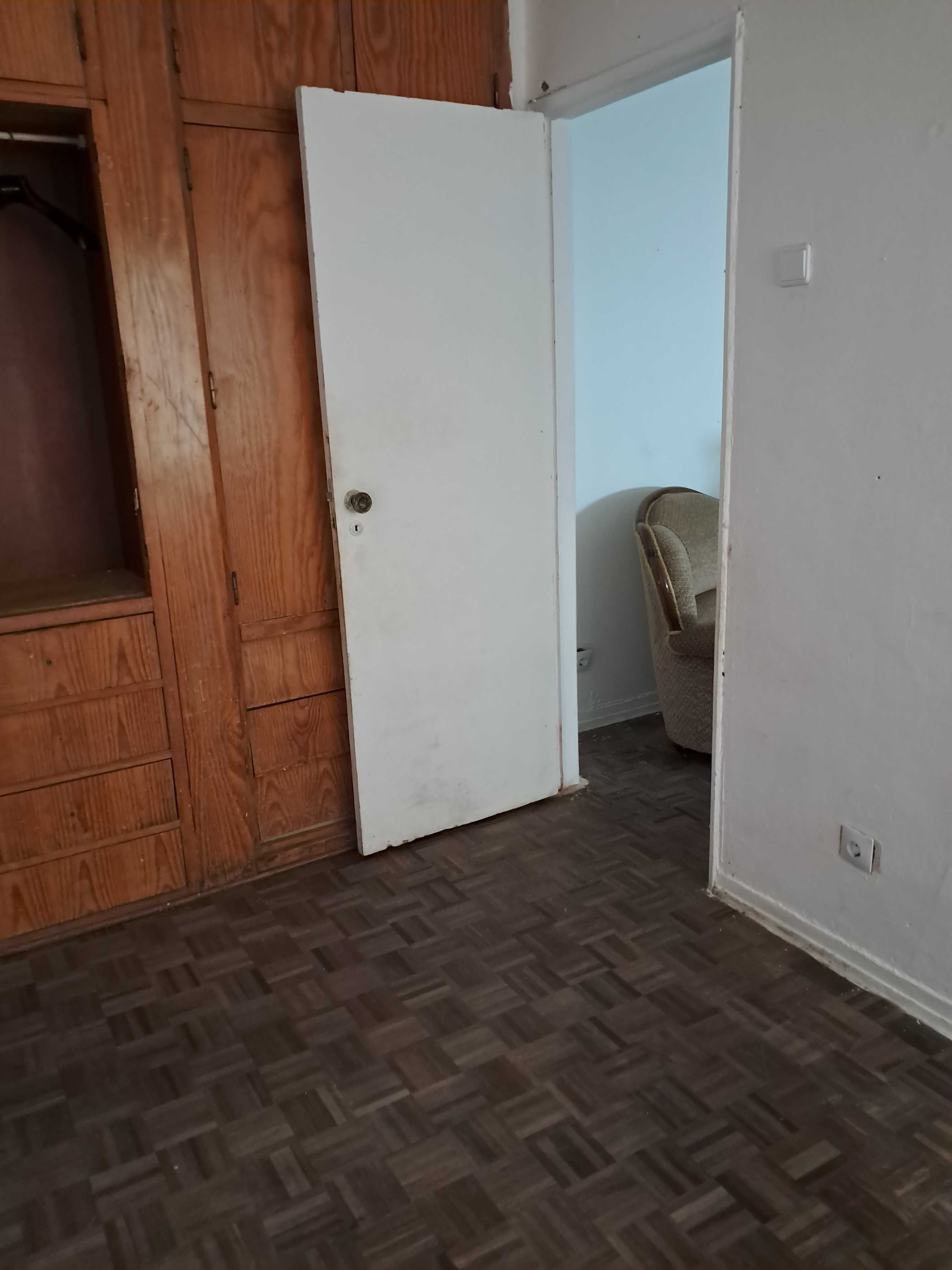 Vende-se Apartamento T1 Av Antonio Sergio PARA REMODELAR