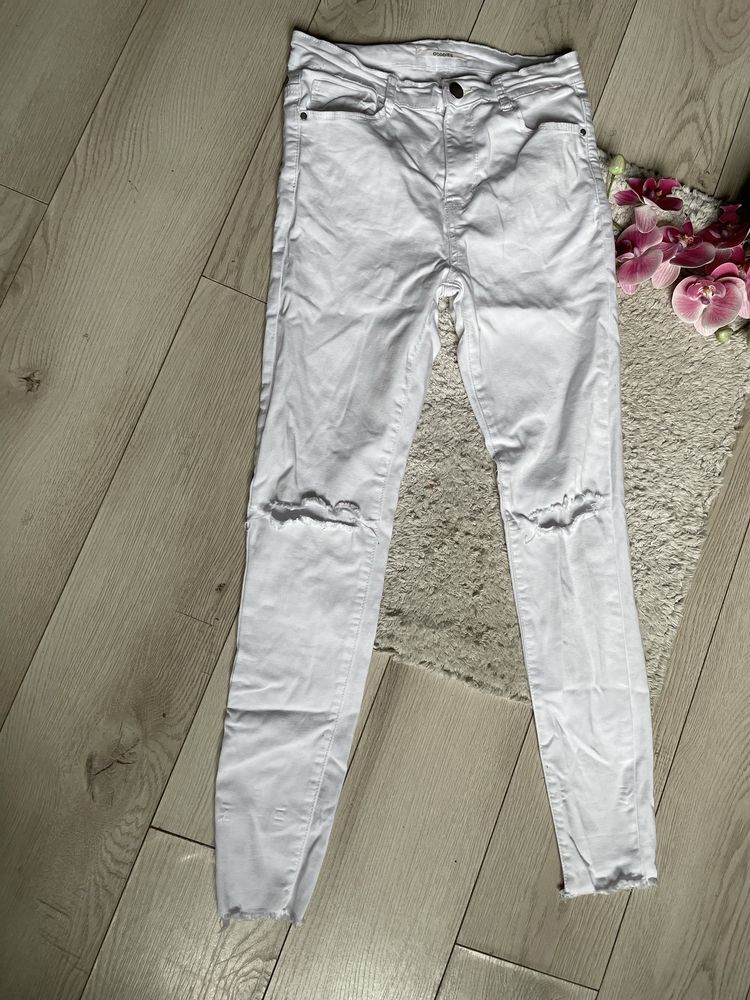 Białe skinny rurki damskie z dziurami rozmiar M