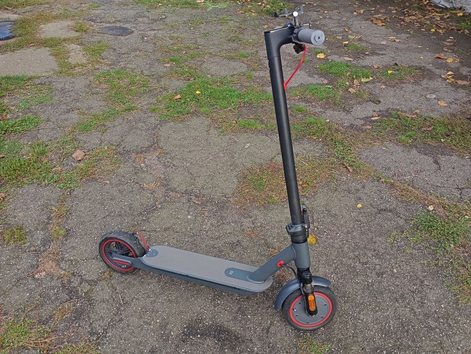 Продам електросамокат Mi Electric Scooter PRO 4