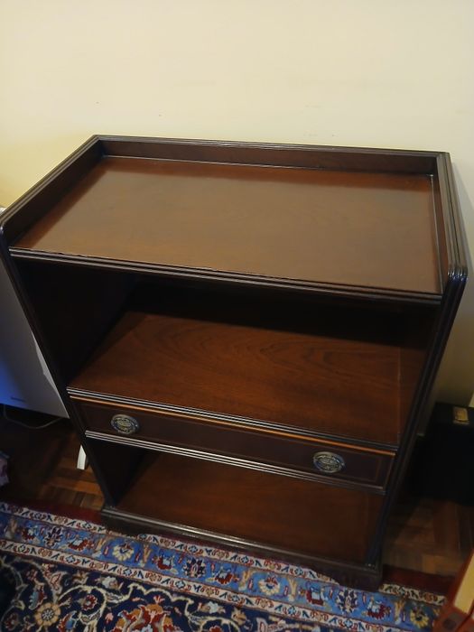 Cómoda Mogno com Duas Prateleiras e Gaveta