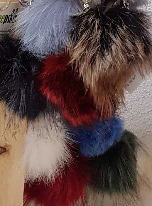 oddam za darmo skrawki skór owczych