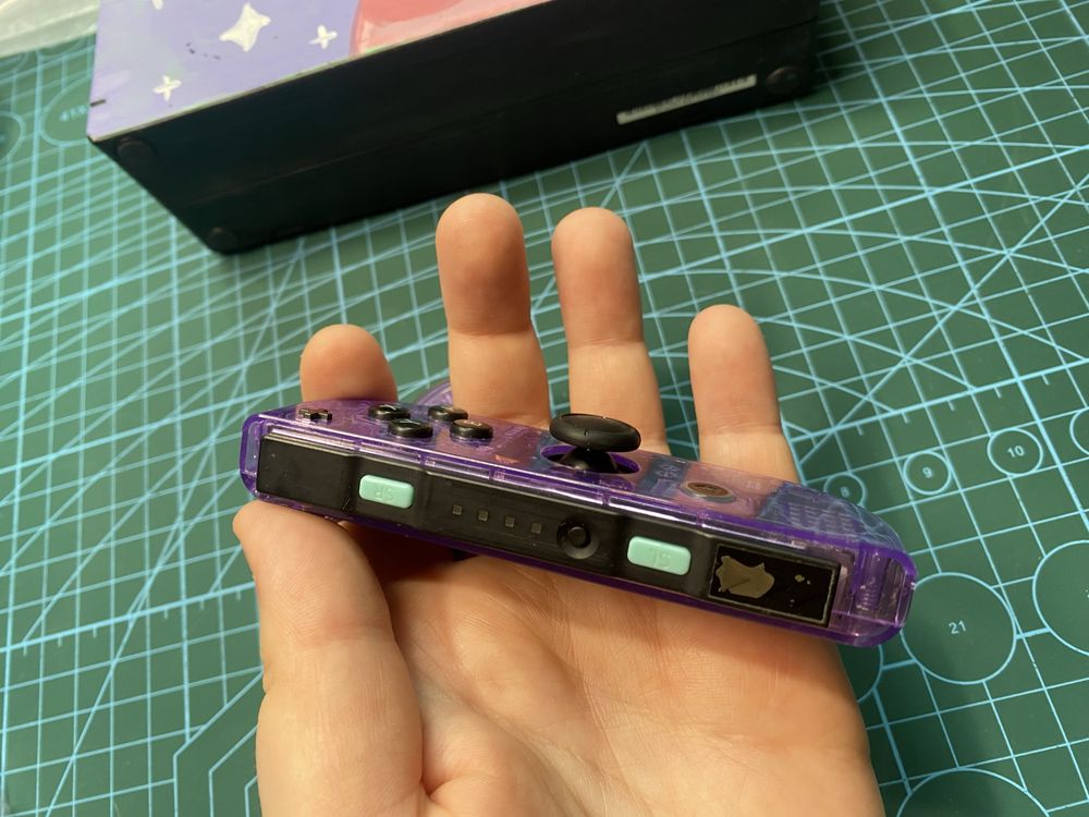 Nintendo Switch V2 - gałki magnetyczne, karta pamieci i fioletowy kolo