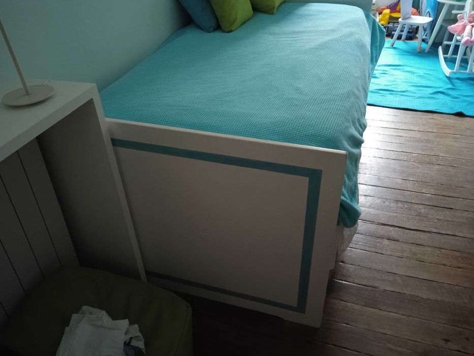 Cama com três gavetas e gavetao