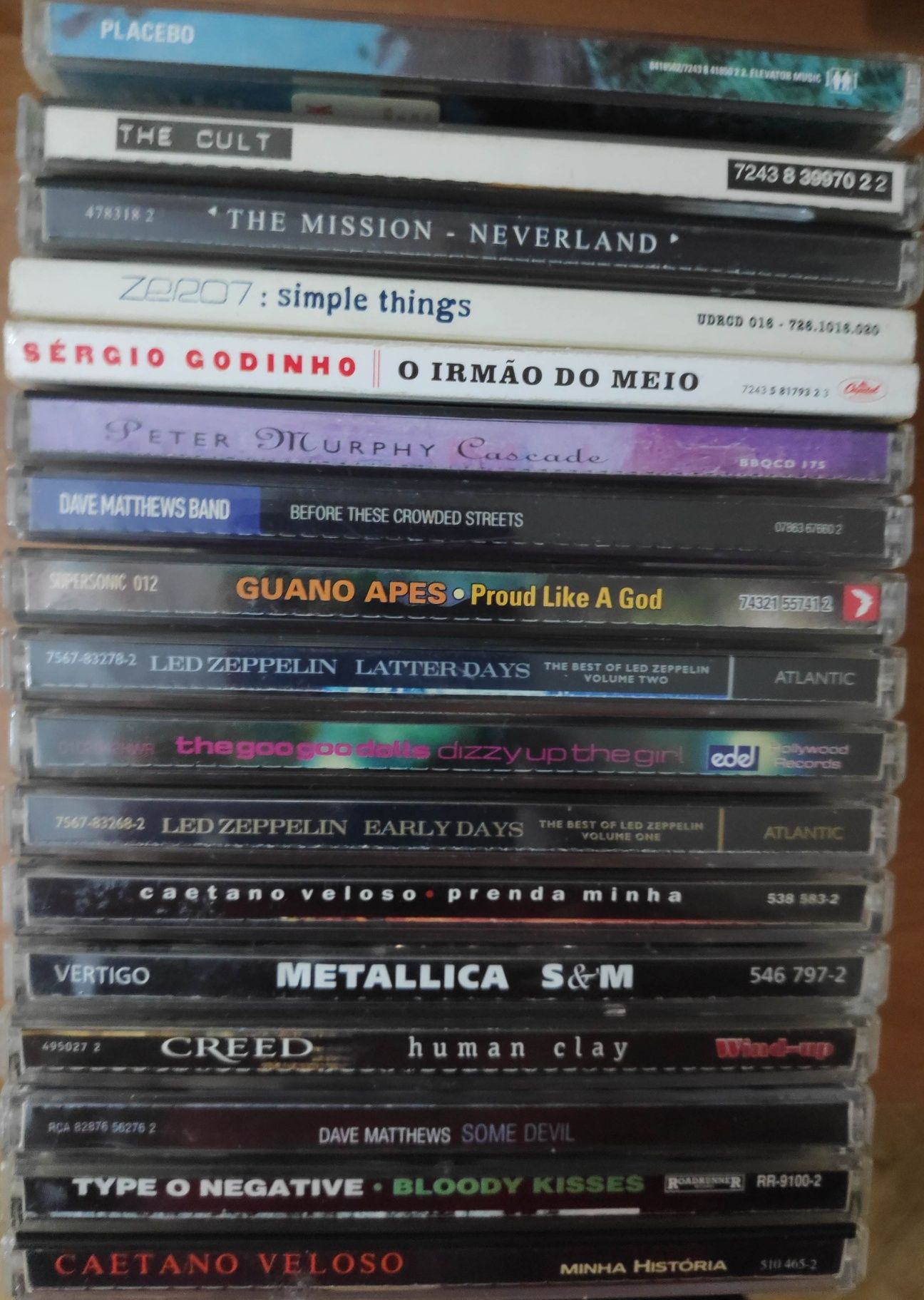 Conjunto de CDs e DVDs.
