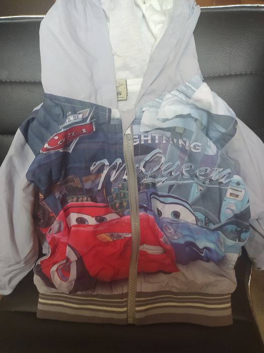 Легенька курточка,вітрівка.