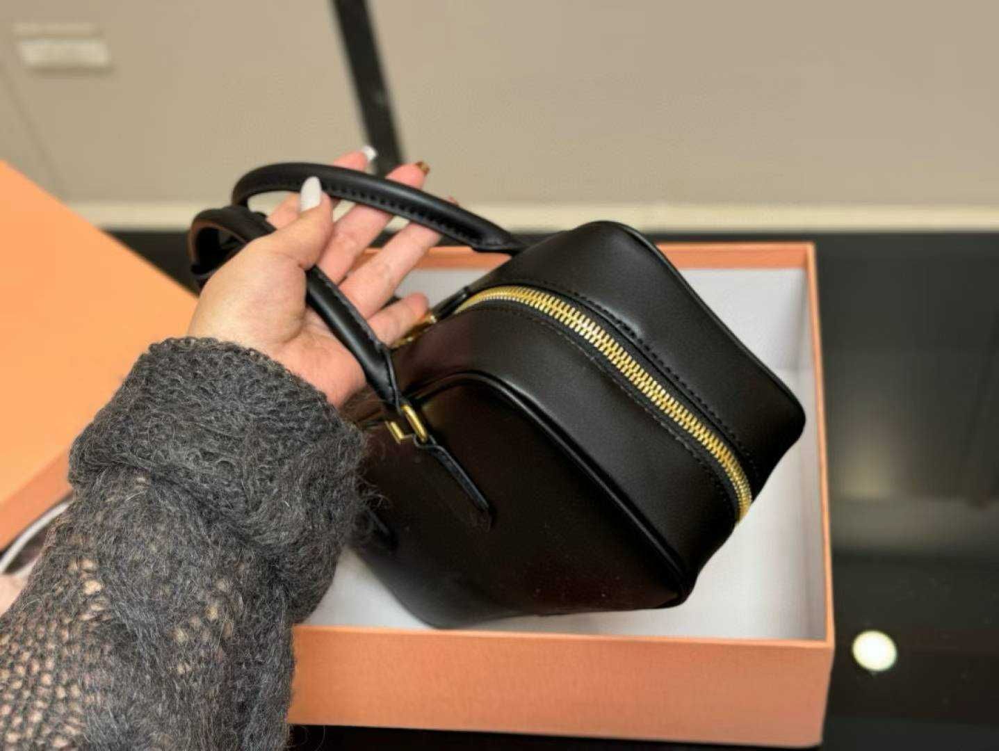 Torebka MIU MIU damska torba, skora od reki 39-32