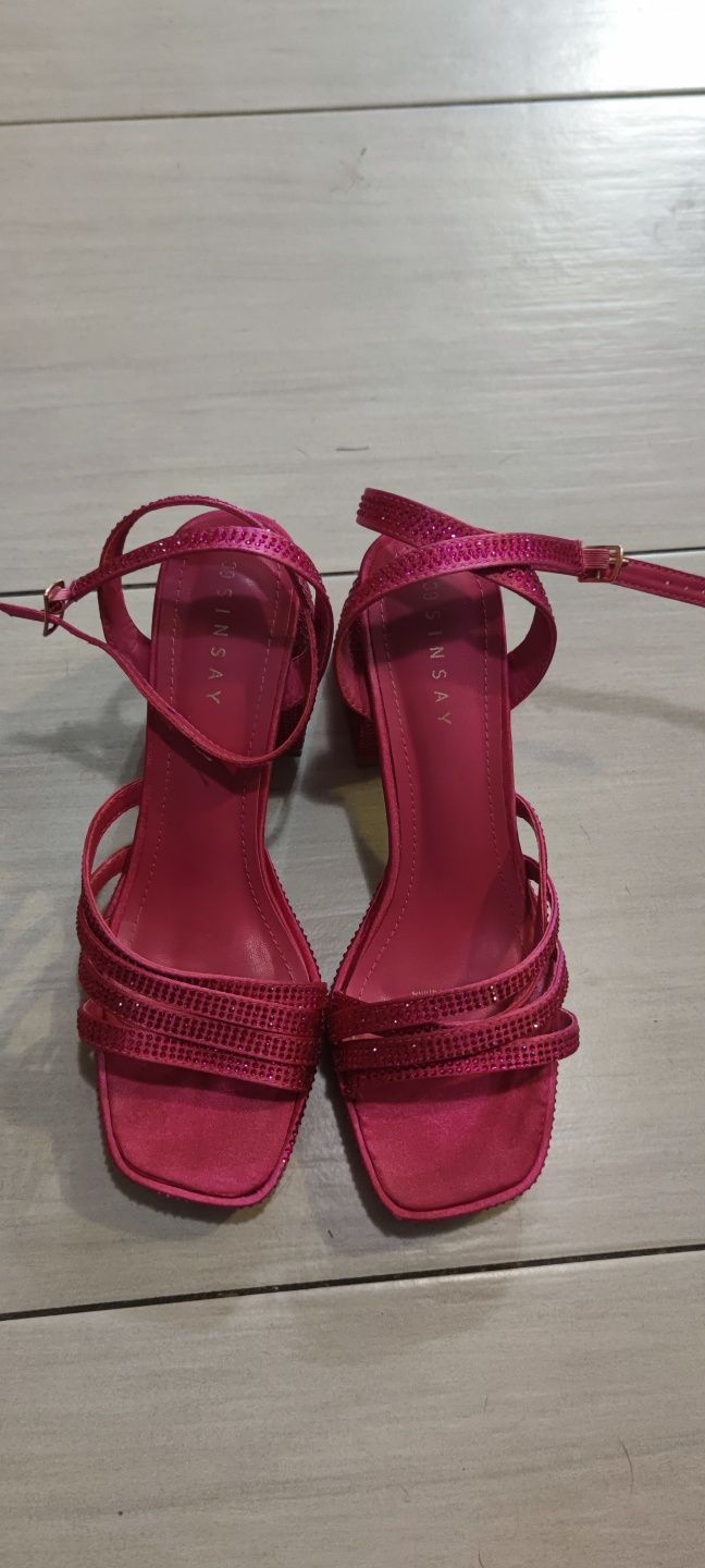 Różowe buty Sinsay na koturnie