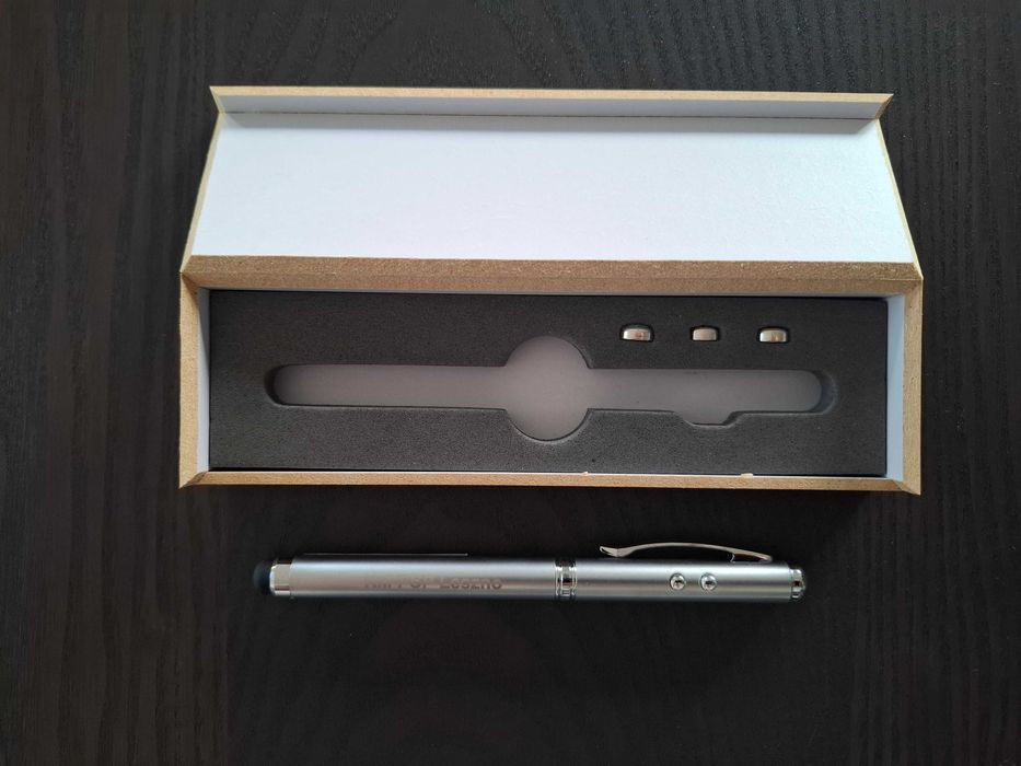 Metalowy wskaźnik laserowy z lampką LED