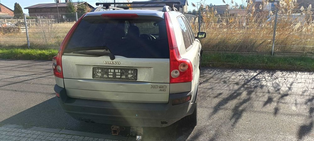 Samochód Volvo XC90, silnik 2.4l; z instalacją gazową; na chodzie