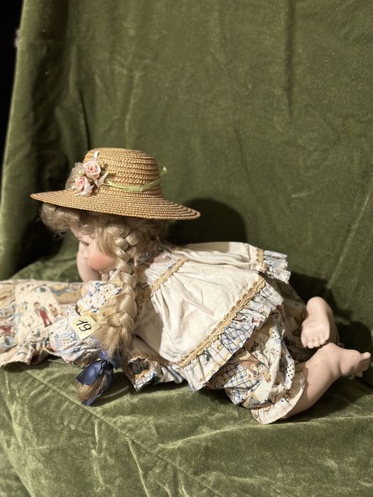 Лялька порцелянова