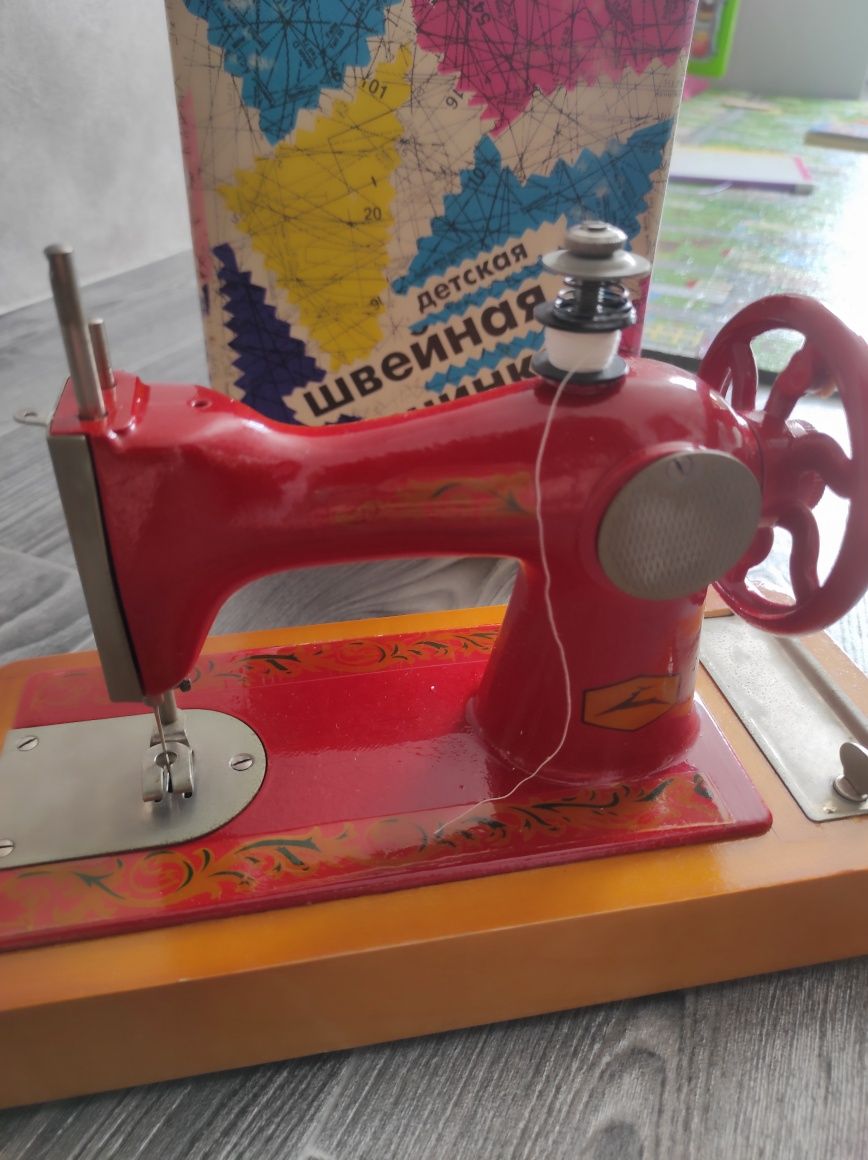 Дитяча швейна машинка ретро