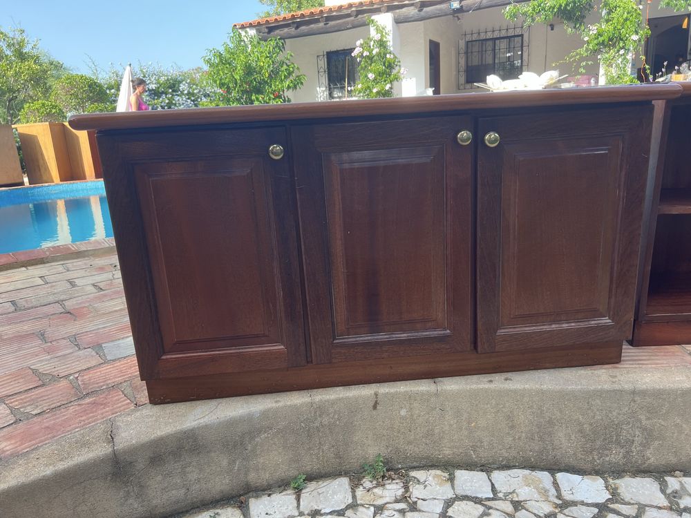 Movel madeira com 3 portas e prateleira