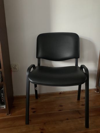 czarne krzesło biurowe