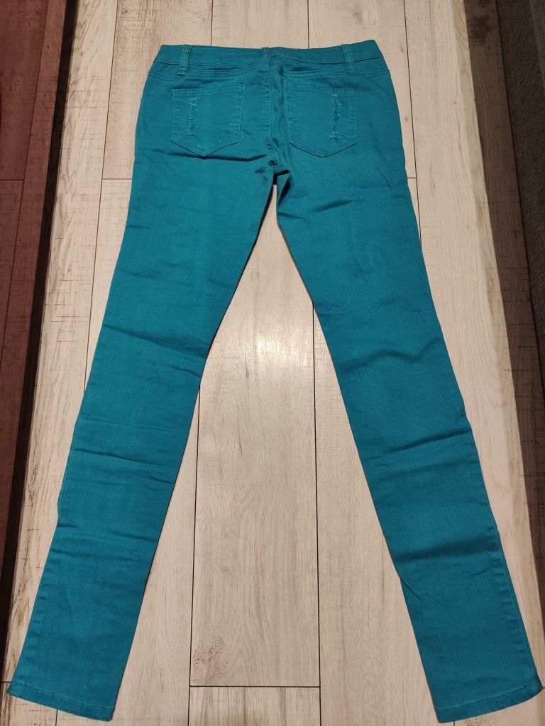 Spodnie jeansy rurki turkusowe z niskim stanem z rozdarciami roz. S 36