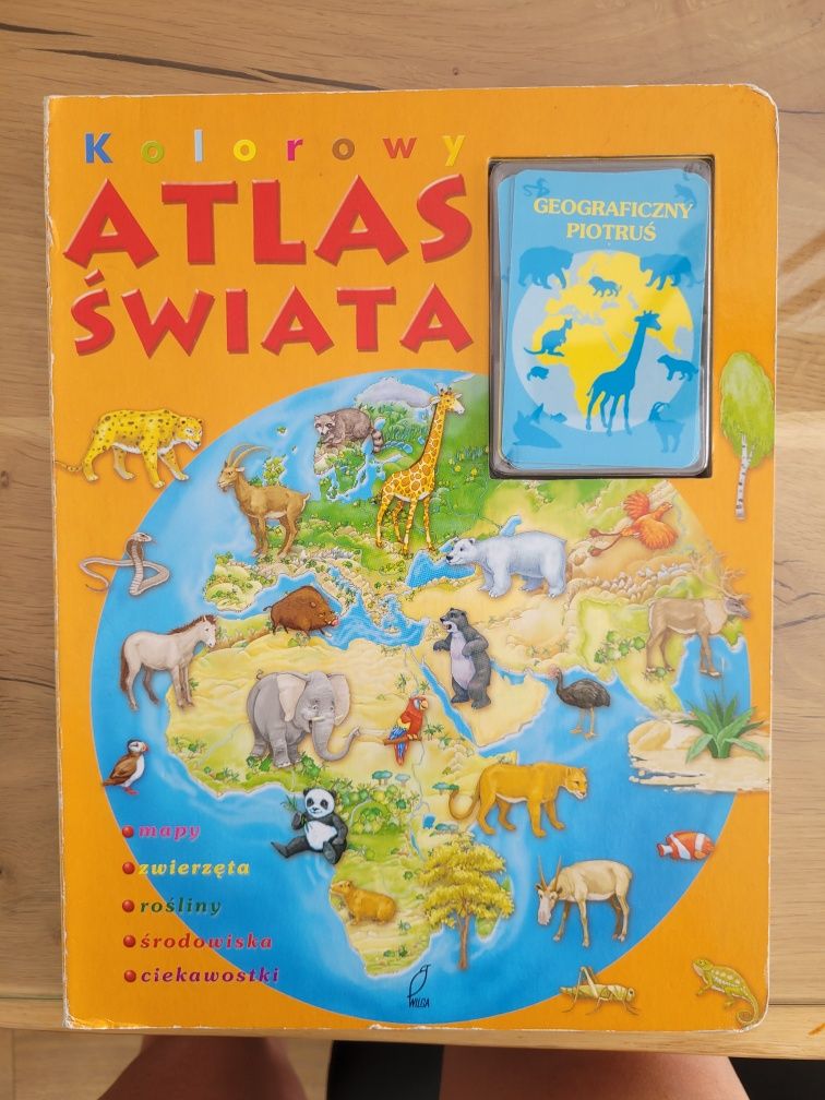 Kolorowy atlas swiata z kartami do gry