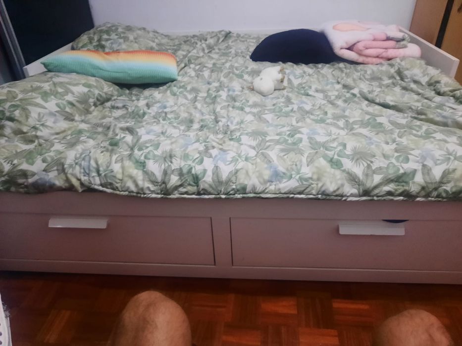 Cama de solteiro e de casal quando aberta cor branca
