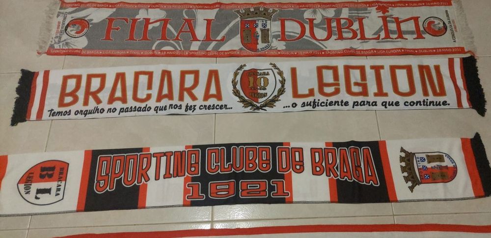 varios cachecois do SCBraga