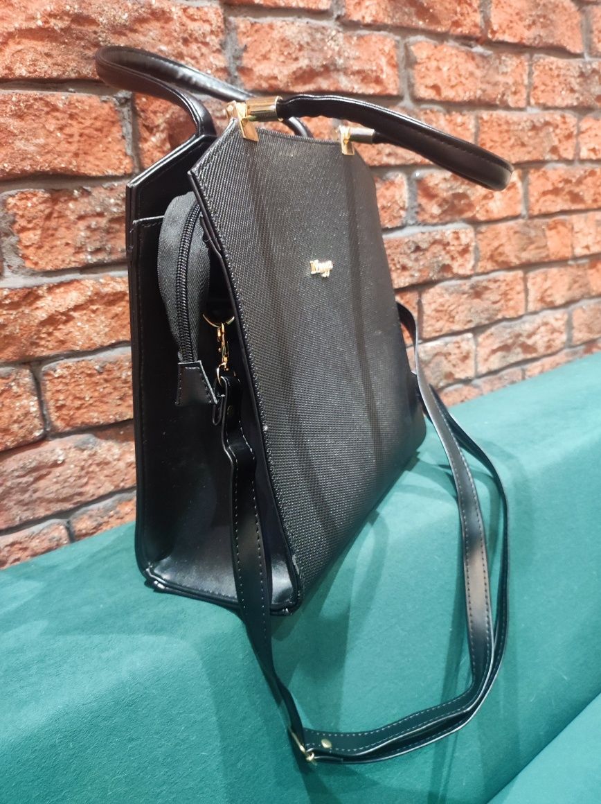 Czarna torebka Maggio
Stan bardzo dobry
Szerokość: 27 cm
Wysokość: 27