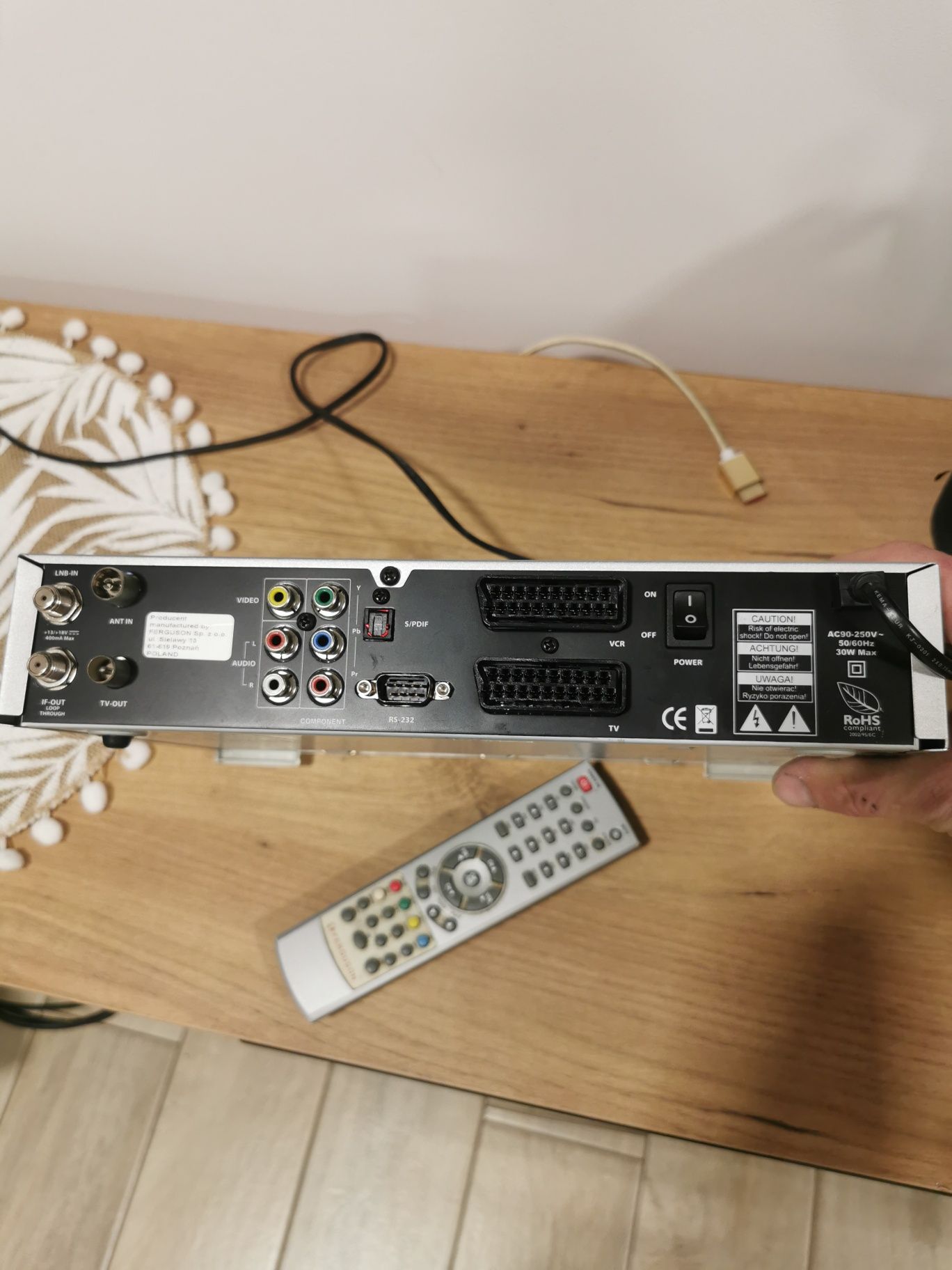 Tuner satelitarny Ferguson fx-7600 włącza sie i świeci, pilot.