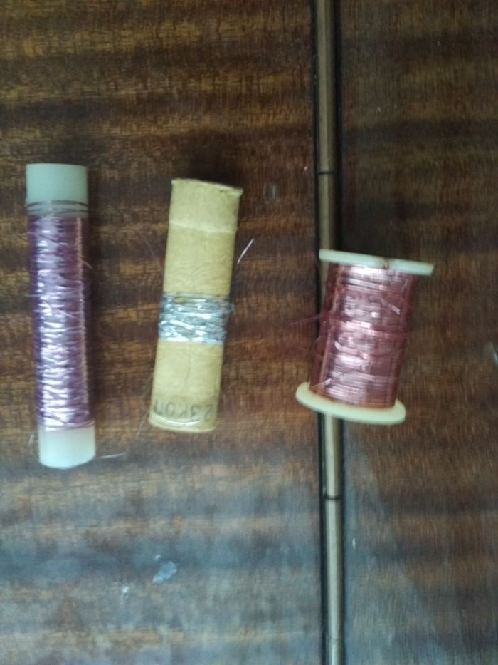 Продам нитки люрексовые для шитья