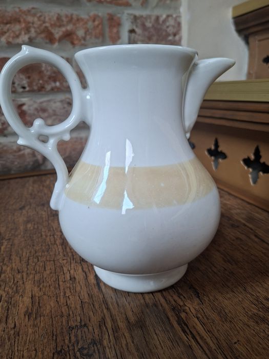 Duży, porcelanowy dzbanek