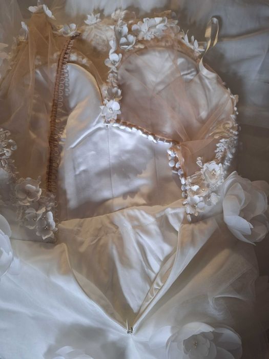 Весільна пишна а-силуетСукня з 3-д квітами. Айворі. . Сучасна Класика.