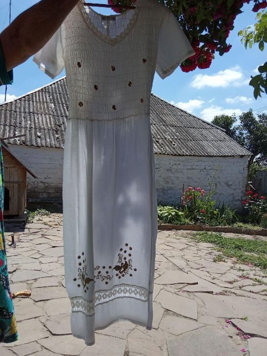 Белое длинное платье из льна