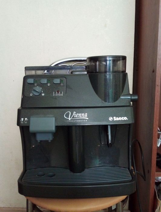 Продам полу профессиональную кофемашину Saeco Viena