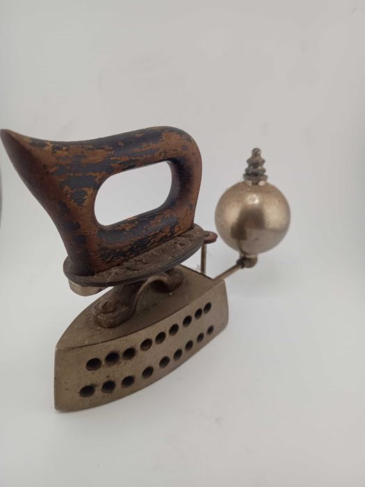 Stare małe żelazko spirytusowe