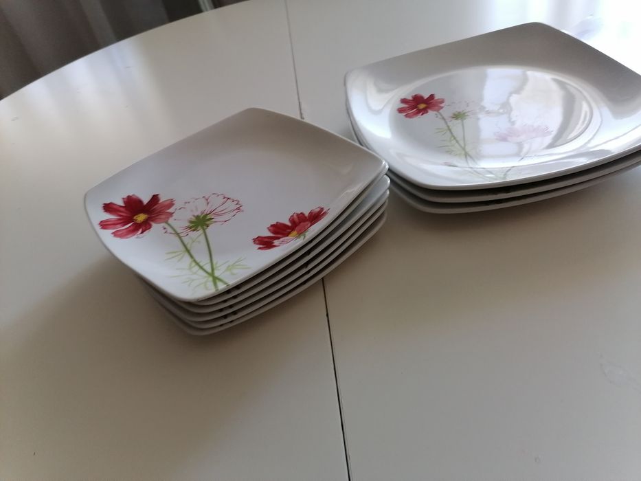 Conjunto de Pratos com Flores