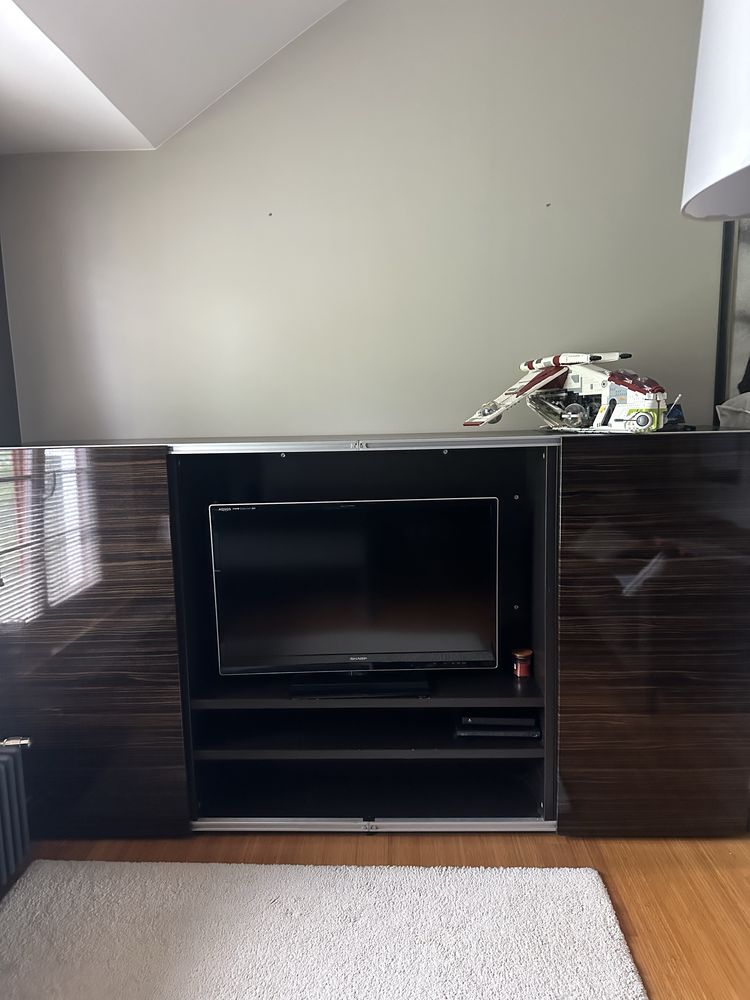 Elegancka szafka RTV plus telewizor Sharp.