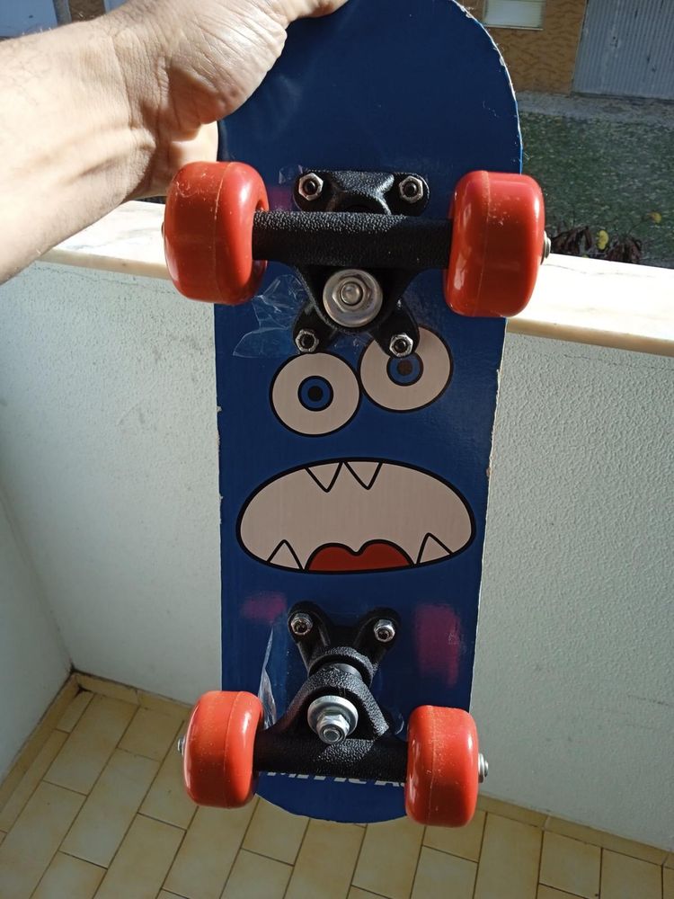 Skate infantil com capacete