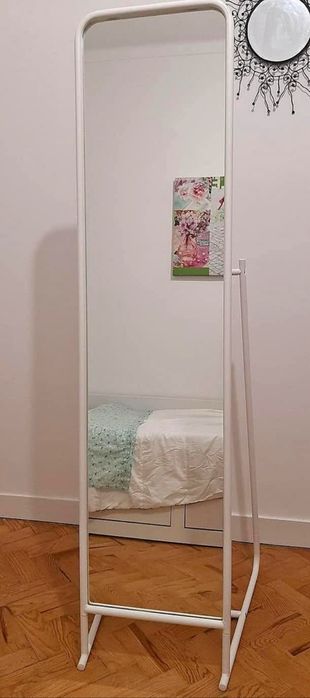 Espelho de pé alto com cabide