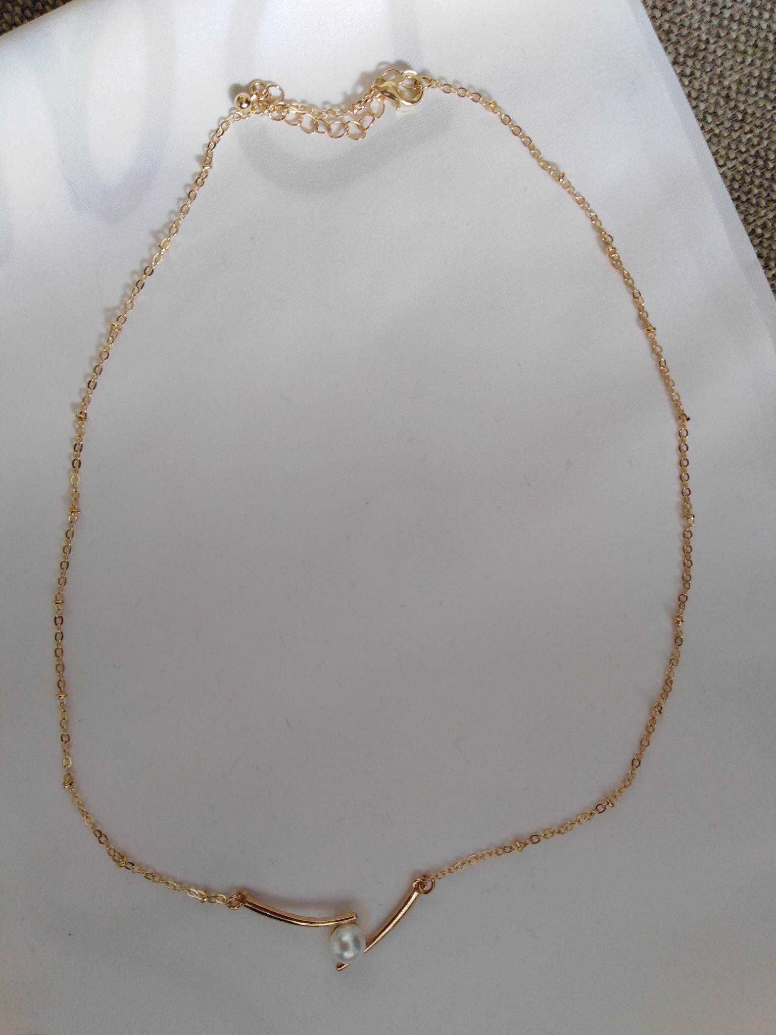 Damski elegancki naszyjnik w kolorze złotym z sztuczna perłą