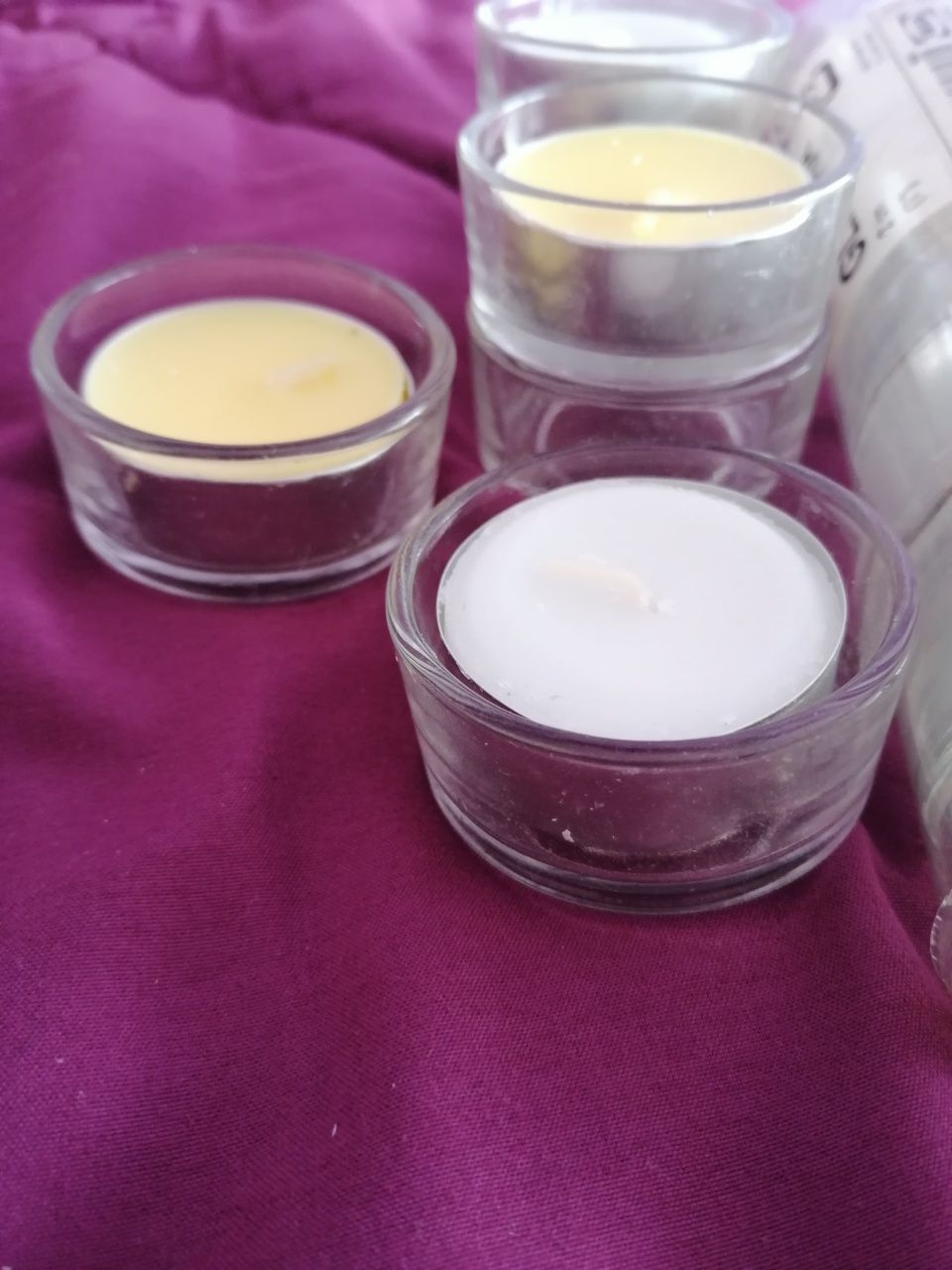 Conjunto de velas pequenas e frascos de velas novos