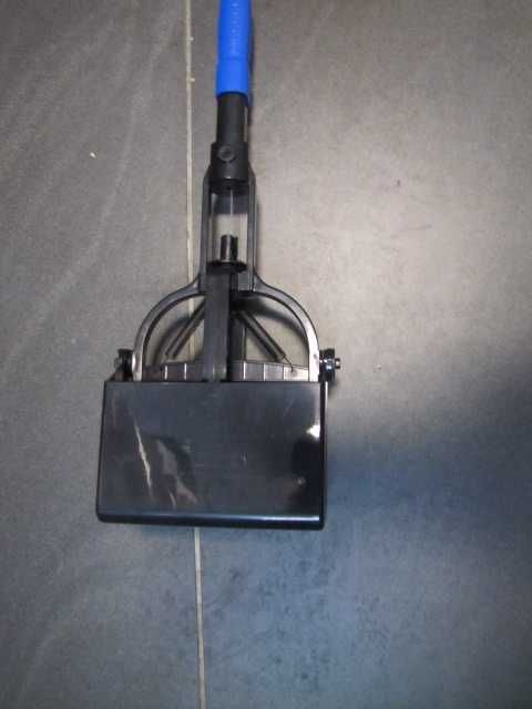 Łopata do zbierania psich kup odchodów z trawnika automatyczna